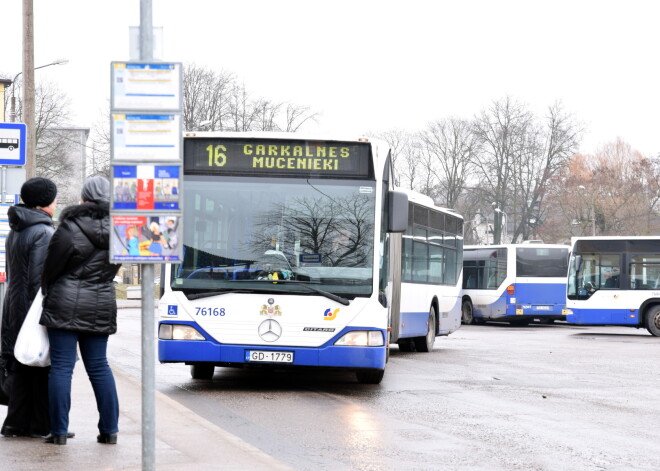 Lieldienās būs izmaiņas sabiedriskā transporta, autostāvvietu un klientu apkalpošanas centru darbībā