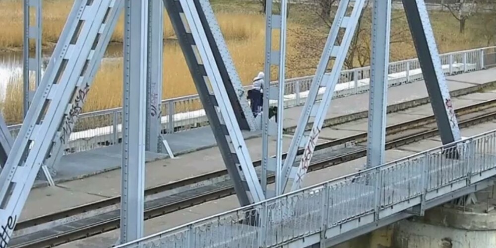 VIDEO: trīs mazi zēni Bolderājā klaiņo un ložņā pa dzelzceļa tilta balstiem