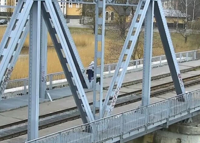 VIDEO: trīs mazi zēni Bolderājā klaiņo un ložņā pa dzelzceļa tilta balstiem