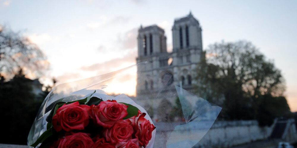 Celtnieki jau sāk atjaunot Parīzes Dievmātes katedrāli: tās glābšanai saziedots gandrīz miljards eiro