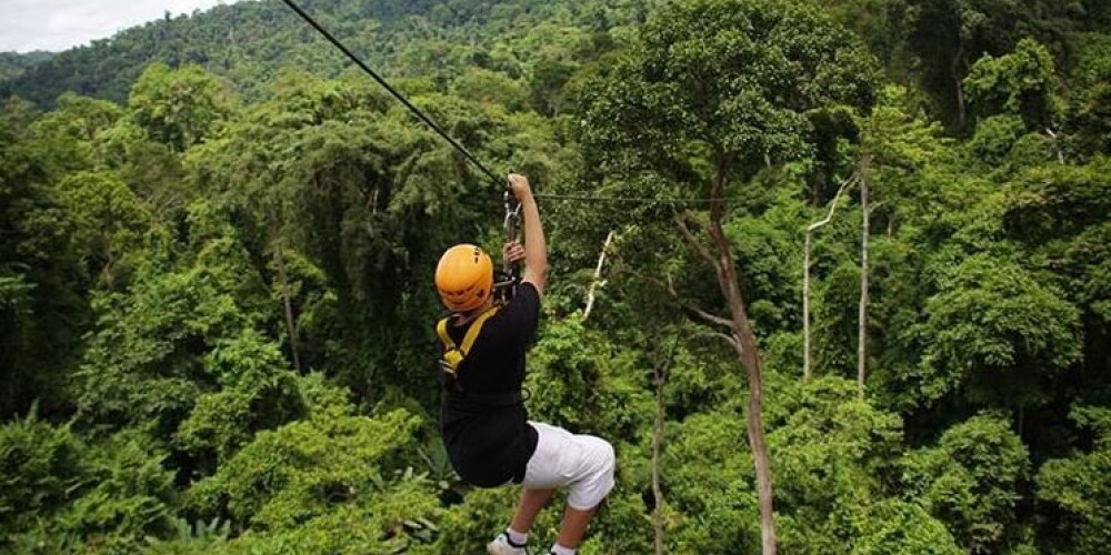 Nobrauciena laikā pārtrūkstot trosei, Taizemes džungļos nosities kanādiešu tūrists