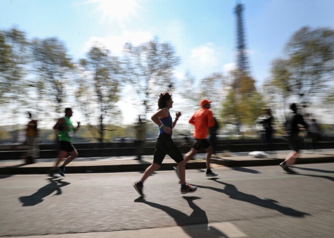 Francūziete pārspēj pasaules rekordu, noskrienot Parīzes maratonu augstpapēžu kurpēs