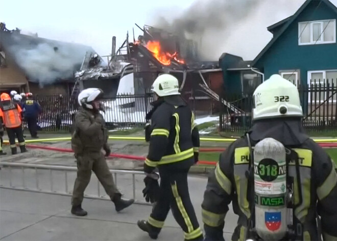 VIDEO: Čīlē lidmašīna ietriecas dzīvojamā mājā, vismaz seši mirušie