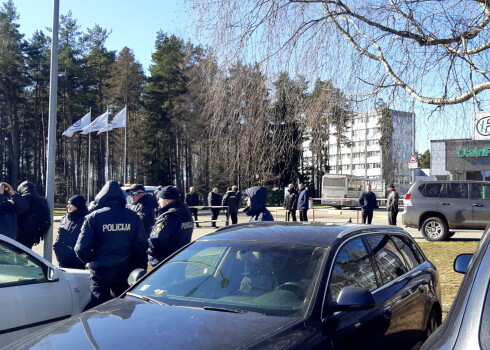 Valsts policijas darbinieki pie "Olainfarm" ražošanas ēkas, kurā notiek uzņēmuma valdes sākotnēji atceltā akcionāru ārkārtas sapulce.