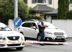 Jaunzēlandes policija trešdien izbeidza apbruņot policistus ar šaujamieročiem.