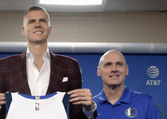 Kristaps Porziņģis ar "Mavericks" galveno treneri Riku Kārlailu. 