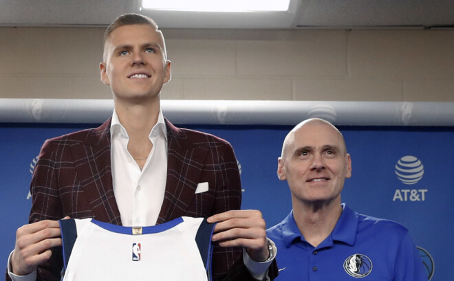 Kristaps Porziņģis ar "Mavericks" galveno treneri Riku Kārlailu. 