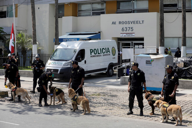 Policisti apsargā slimnīcu, kura tika nogādāts Peru ekspezidents Alans Garsija.