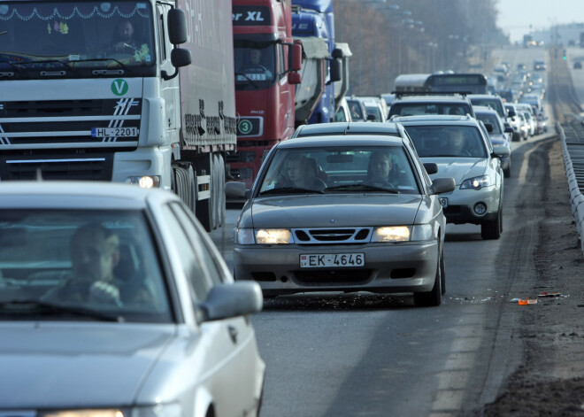 Autobraucēju ievērībai: pēcpusdienā Pierīgā gaidāmi pamatīgi sastrēgumi