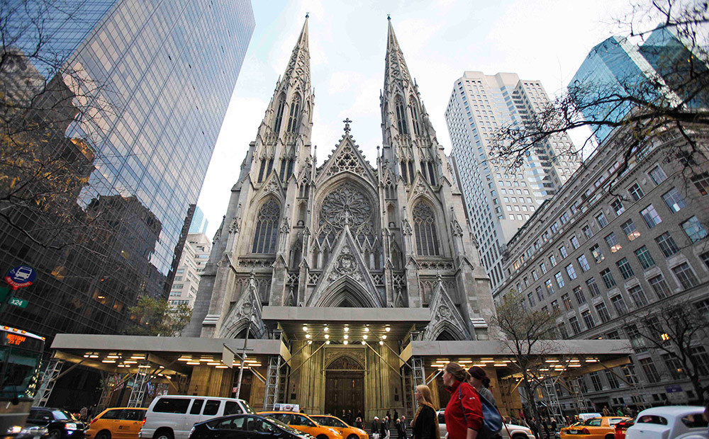 Ņujorkā aiztur vīrieti, kurš Svētā Patrika katedrālē ieradies ar benzīna kannām, degšķidrumu un šķiltavām