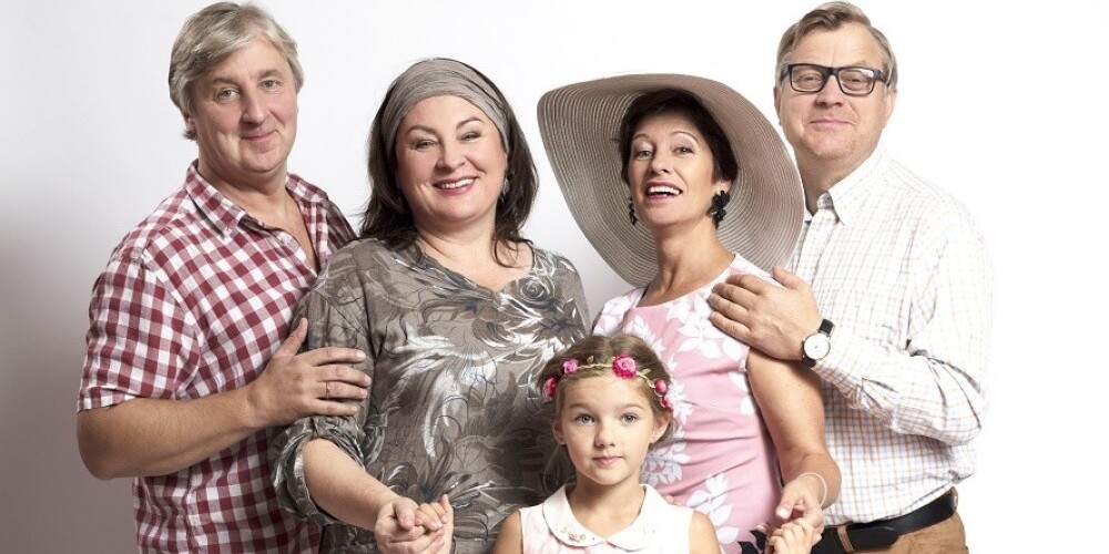 Seriāla kolorītā lauku un pilsētas vecvecāku komanda. Aktieri: Juris Hiršs (no kreisās), Ilze Pukinska, Zane Burnicka, Normunds Laizāns un „mazmeitiņa” Rasa Estere Ērgle.