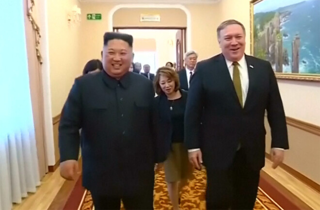 Ziemeļkorejas līderis Kims Čenuns ar AsV sekretāru Maiku Pompeo.