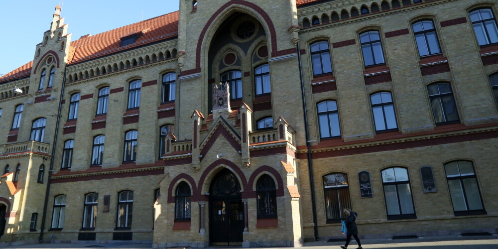 Rīgas 1.slimnīcas lietā iespējamo noziegumu rezultātā nodarīts vairāku tūkstošu eiro kaitējums
