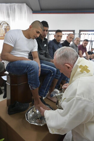 Romas Katoļu baznīcas pāvests Francisks, veicot Zaļās ceturtdienas rituālu, cietumā netālu no Romas nomazgājis kājas 12 ieslodzītajiem.