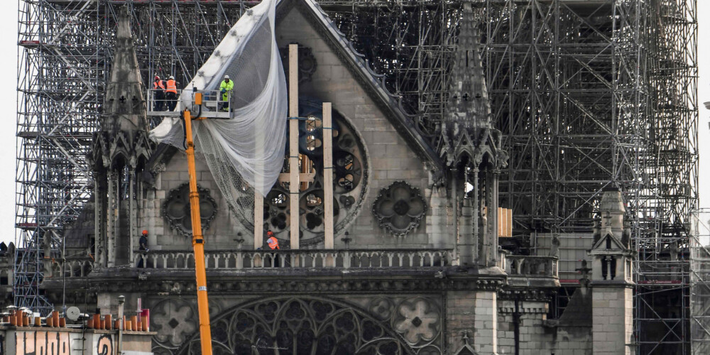 Parīzes Dievmātes katedrāles ugunsgrēku sākuši izmantot krāpnieki, izvilinot ziedojumus no cilvēkiem