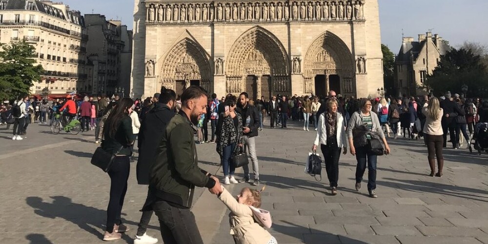 Atrasts vīrietis un meitene, kas redzami liktenīgajā fotogrāfijā pirms ugunsgrēka Parīzes Dievmātes katedrālē