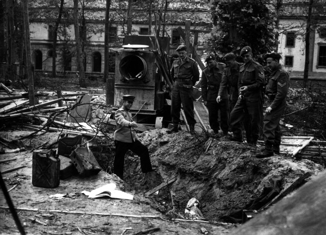 Atraktais Ādolfa Hitlera un Evas Braunas kaps reihskancelejas dārzā 1945. gada maijā.