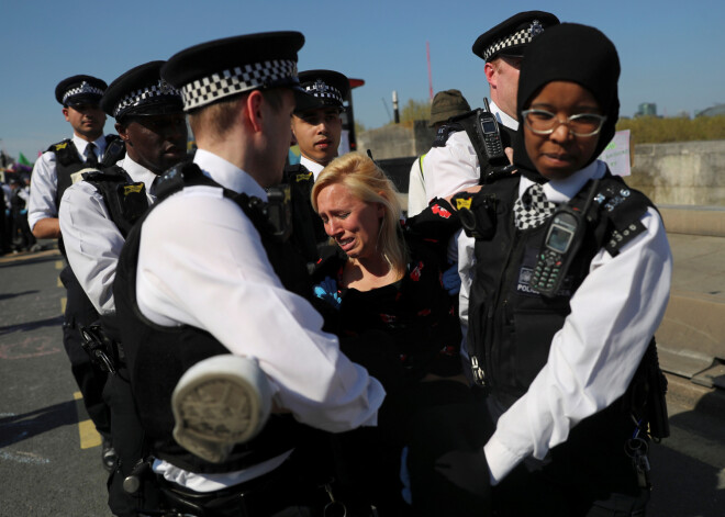 Vērienīgos vides aktīvistu protestos Londonā aizturēti vairāk nekā 700 cilvēki