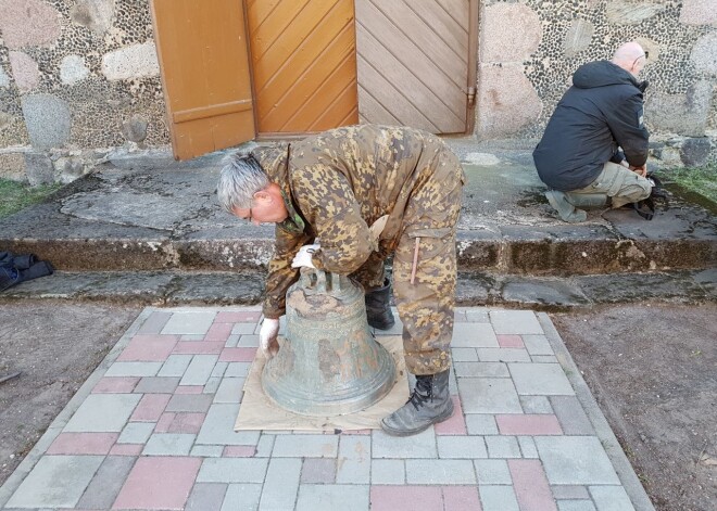 FOTO: "Leģendas" puiši atrod kara laikā paslēptu Subates baznīcas zvanu