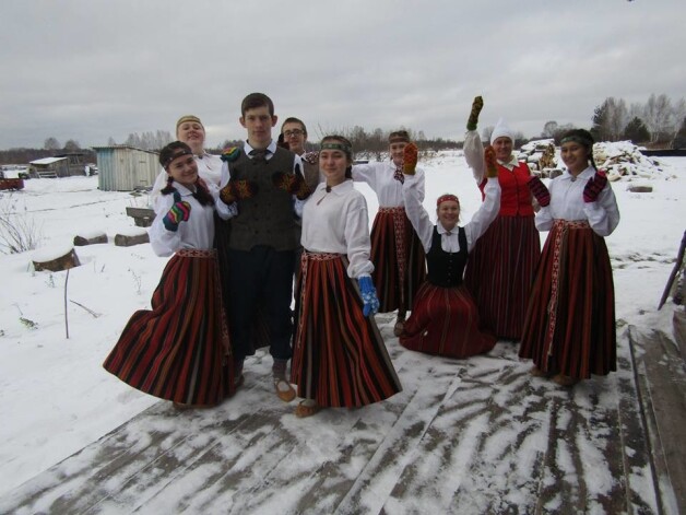 Maksima Gorkija ciema vidusskolas latviešu folkloras ansamblis “Atbalss”.