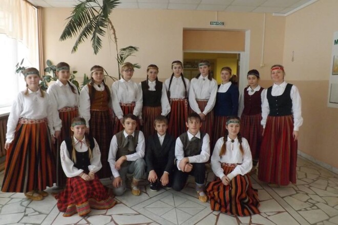 Pirmā latviešu skola Arhlatviešu ciemā nodibinājās 1901. gadā. Tagad tur latvieši turpina mācīties Maksima Gorkija ciema vidusskolā.