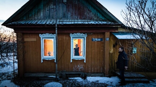 Tālajā, bet latviešiem tik tuvajā Arhlatviešu ciemā latviešu valodas skolotāja dzīvo šādā romantiskā lauku sādžas namiņā.