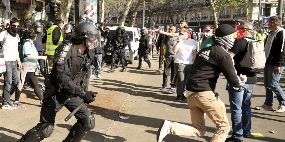 "Dzelteno vestu" protestos Parīzē 126 aizturētie