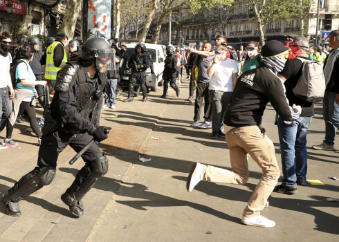 "Dzelteno vestu" protestos Parīzē 126 aizturētie