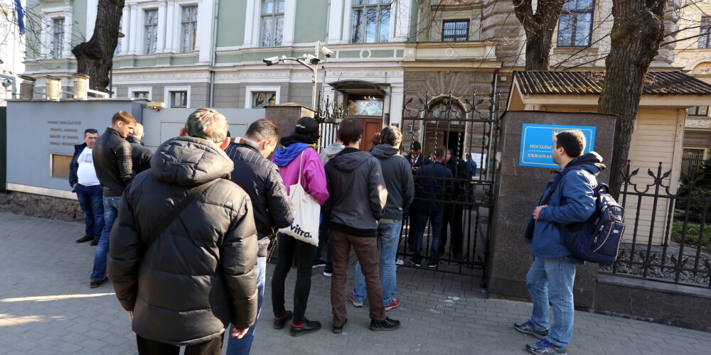 Pie Ukrainas vēstniecības Rīgā veidojas rinda, lai nobalsotu Ukrainas prezidenta vēlēšanās