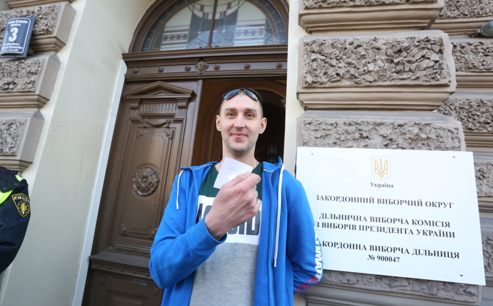 Ukrainas prezidenta vēlēšanās vēstniecībā Rīgā līdz vakaram nobalsojuši aptuveni 700 cilvēku