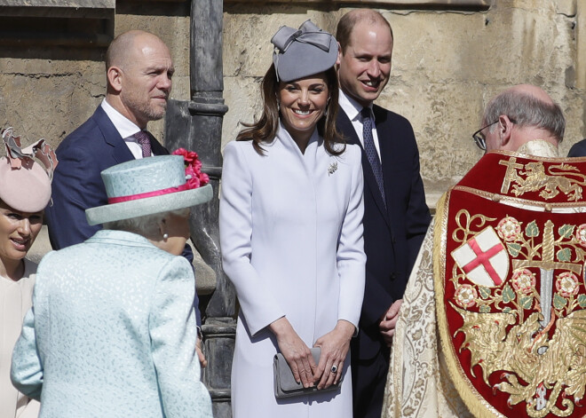 FOTO: britu karaliskā ģimene karalienes Elizabetes dzimšanas dienā apmeklē Lieldienu dievkalpojumu