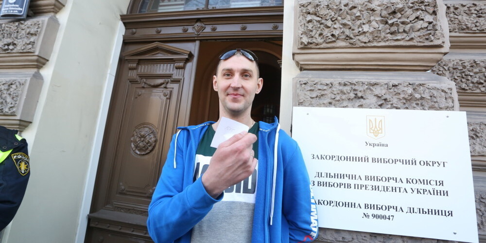 В первой половине дня на выборах президента Украины в посольстве Украины в Риге проголосовали 590 человек
