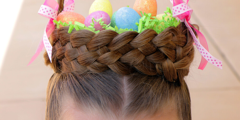 Krāsainas olas uz galvas veidotā groziņā - šādu frizūru māmiņa ASV Lieldienās izveidojusi meitai