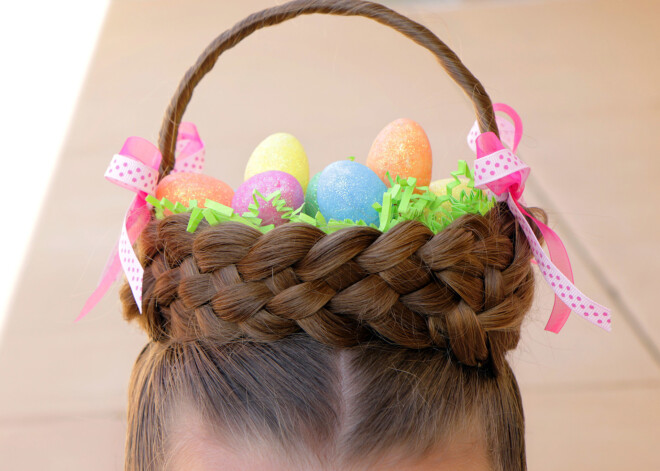 Krāsainas olas uz galvas veidotā groziņā - šādu frizūru māmiņa ASV Lieldienās izveidojusi meitai