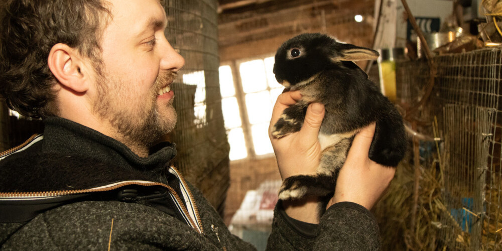 Латвийская семья создала ферму из 300 кроликов: "Непросто, зато эксклюзивно и полезно"