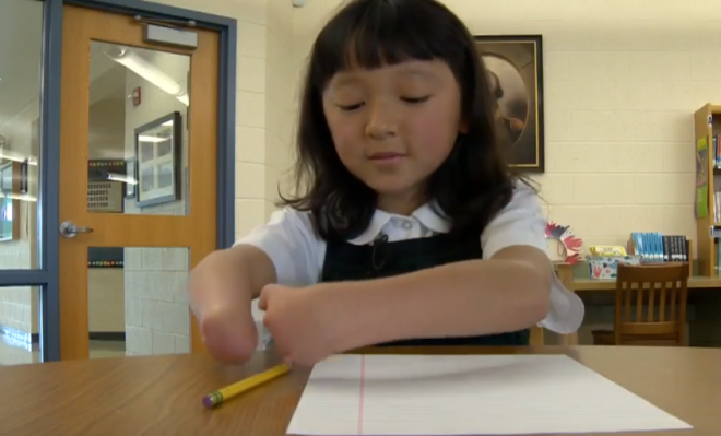 Desmitgadīgā Sāra Hinslija uzvarējusi glītrakstīšanas čempionātā.