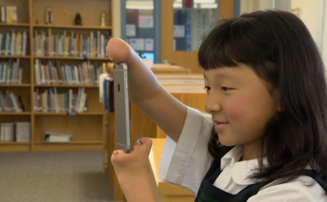 Desmitgadīgā Sāra Hinslija uzvarējusi glītrakstīšanas čempionātā.