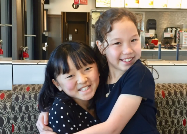 Desmitgadīgā Sāra Hinslija uzvarējusi glītrakstīšanas čempionātā.