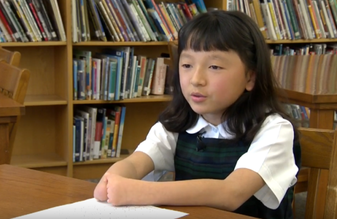 Desmitgadīgā Sāra Hinslija uzvarējusi glītrakstīšanas čempionātā.