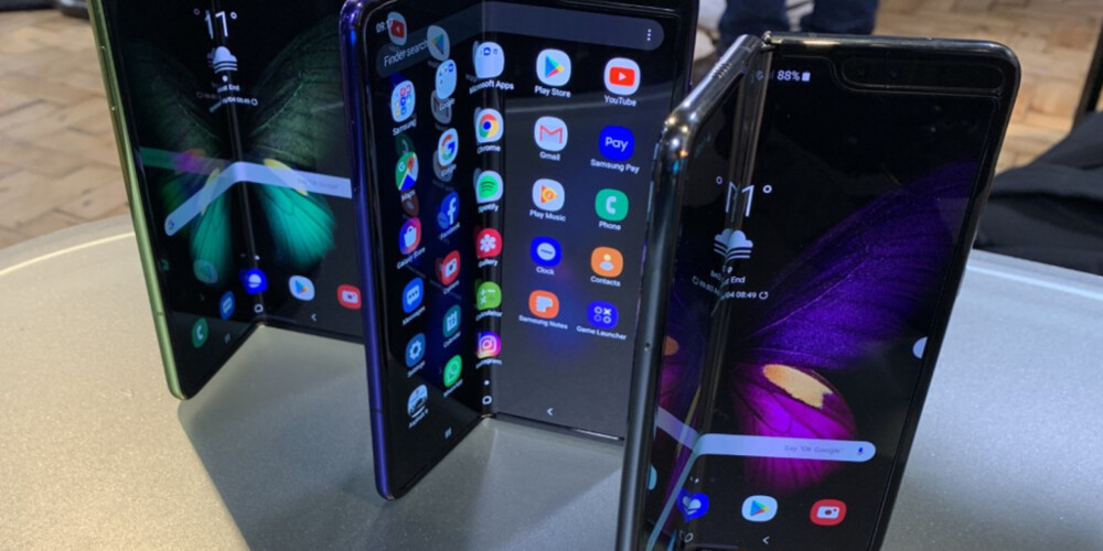 "Samsung" atliek viedtālruņa "Galaxy Fold" laišanu tirgū - problēmas ar ekrānu