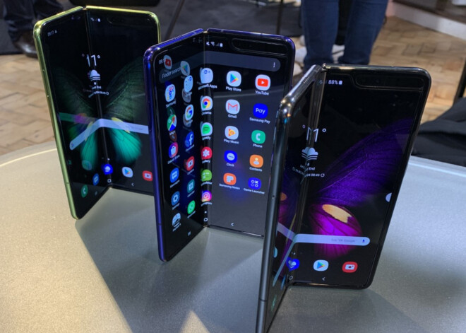 "Samsung" atliek viedtālruņa "Galaxy Fold" laišanu tirgū - problēmas ar ekrānu