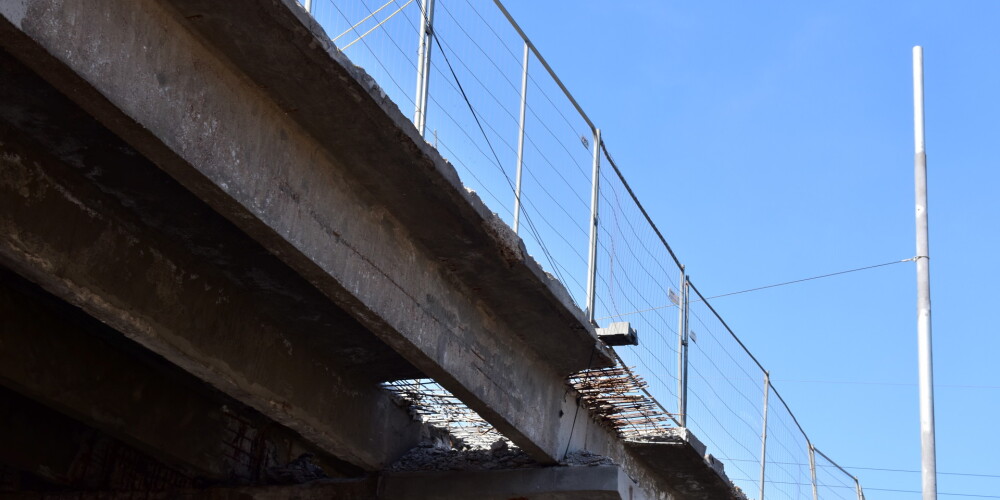 Vienu pār Deglava tiltu kursējošu sabiedriskā transporta maršrutu varētu slēgt, bet pārējos novirzīt
