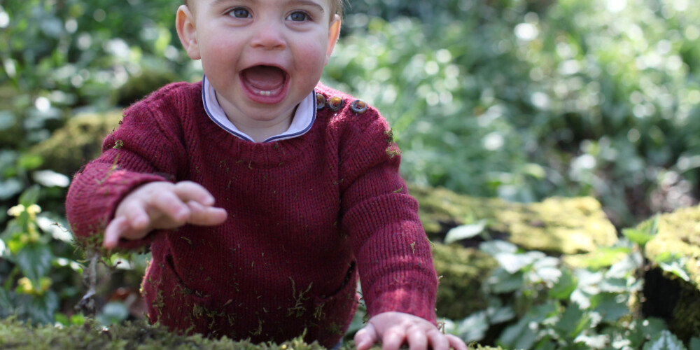 Kembridžas hercogi prinča Luisa pirmajā dzimšanas dienā publicē apburošas fotogrāfijas