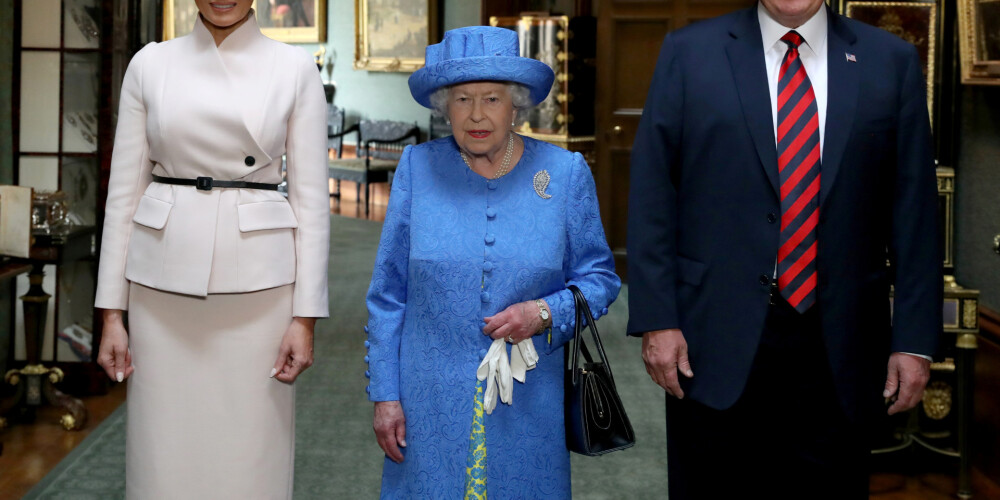 Karaliene Elizabete II uzaicinājusi Trampu valsts vizītē Lielbritānijā