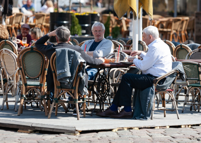 Atpūtnieki Rīgā bauda pavasari nupat atklātajās restorānu terasēs