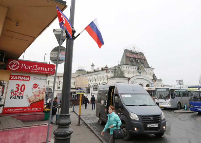 Ziemeļkorejas līderis Kims Čenuns trešdienas rītā ar vilcienu izbrauca uz Krieviju, lai tiktos ar Krievijas prezidentu Vladimiru Putinu.