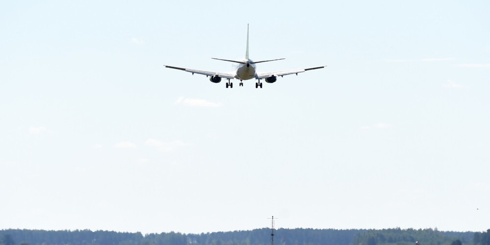 В самолете из Стокгольма в Ригу умер человек - его пытались спасти два медика на борту