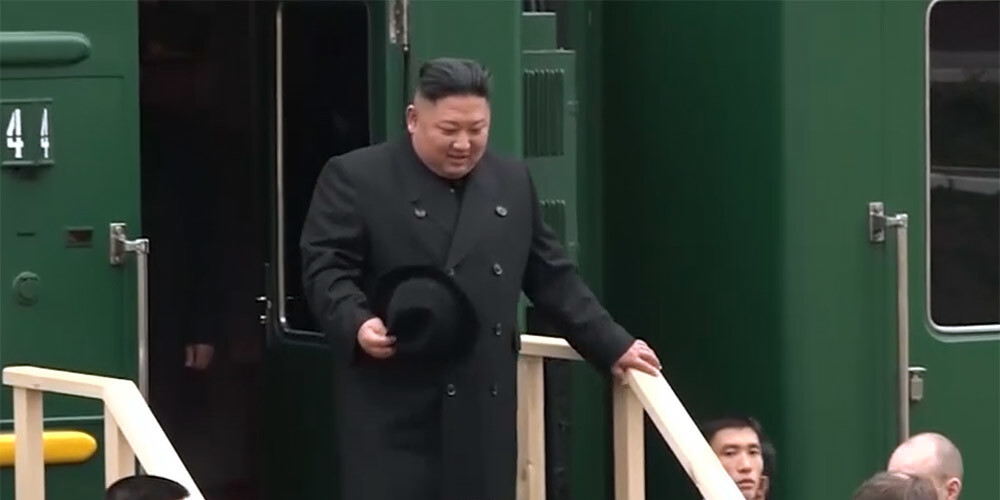 Ziemeļkorejas līderi Kimu Čenunu Krievijā sagaida ar ziediem un sālsmaizi