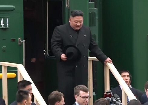 Ziemeļkorejas līderi Kimu Čenunu Krievijā sagaida ar ziediem un sālsmaizi