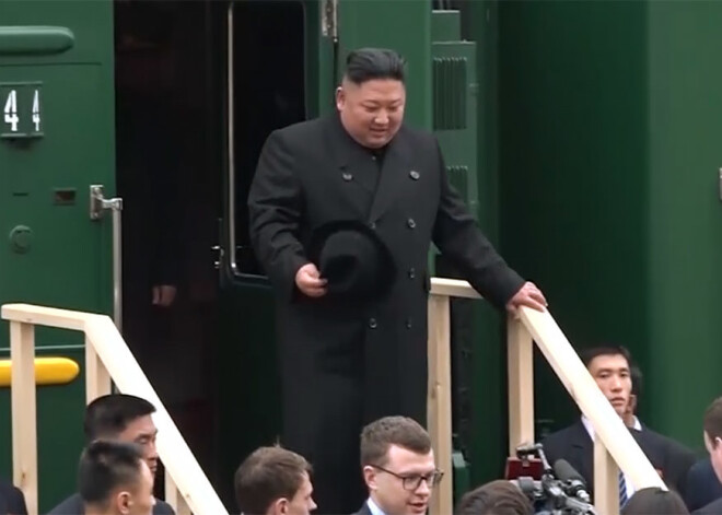 Ziemeļkorejas līderi Kimu Čenunu Krievijā sagaida ar ziediem un sālsmaizi